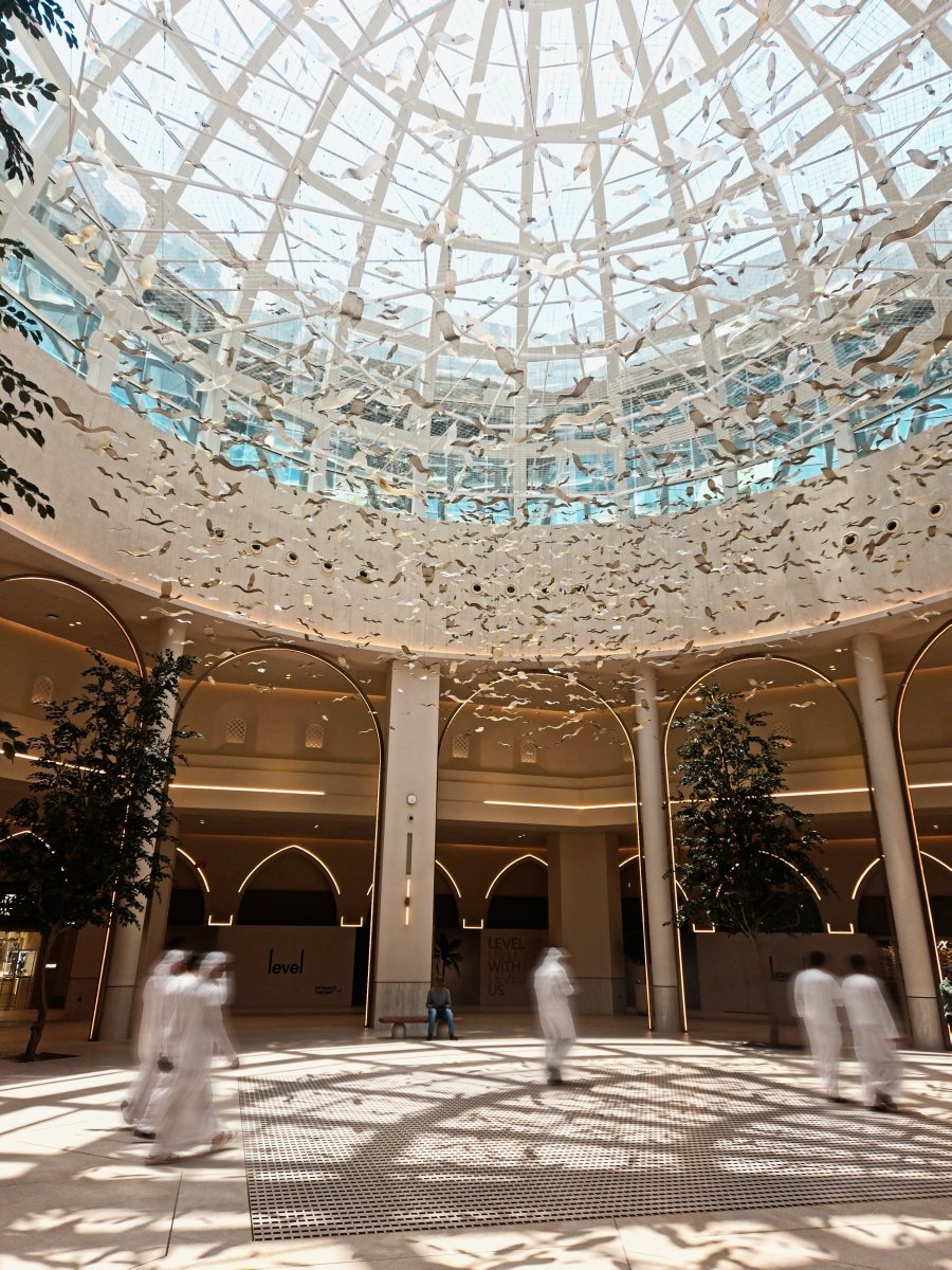 Instalacja szklanych ptaków z pracowni Edyty Barańskiej w Dubai Mall