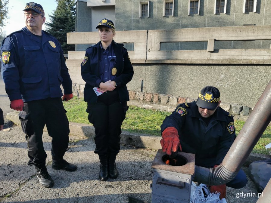 Funkcjonariusze EkoPatrolu Straży Miejskiej w Gdyni spotkali się z mieszkańcami Leszczynek // fot. Michał Puszczewicz