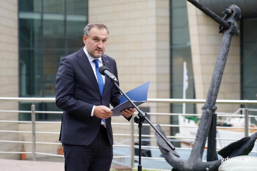 Złożenie wieńc&oacute;w przed popiersiem admirała Miguela Grau. Przemawia Tomasz Augustyniak, wiceprezydent Gdyni (fot. Łukasz Kamasz)