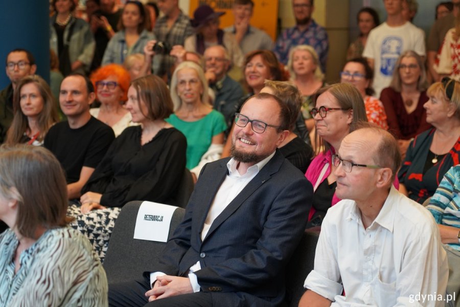 Na zdj. na wernisażu m.in. Mariusz Bzdęga, dyrektor zarządzający ds. kultury i aktywności mieszkańców