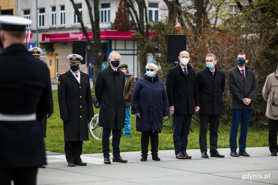 W uroczystości z okazji Dnia Flagi RP uczestniczyli m.in.: (od lewej) senator Sławomir Rybicki, posłanka Henryka Krzywonos-Strycharska, wiceprezydent Gdyni Bartosz Bartoszewicz, Marcin Wołek - wiceprzewodniczący Rady Miasta Gdyni oraz radny Lechosław Dzierżak // fot. Karol Stańczak