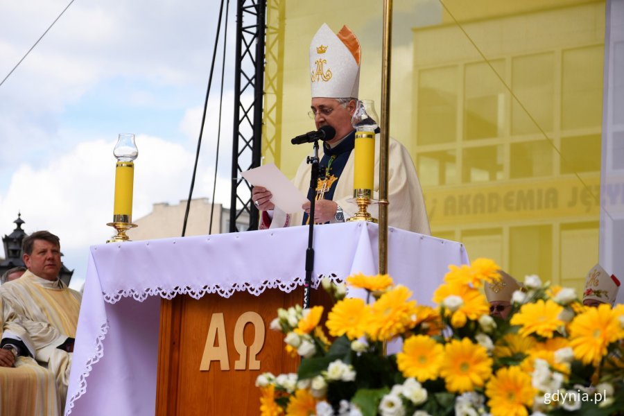 Uroczystość podniesienia świątyni do godności bazyliki mniejszej. Na zdjęciu abp. Salvatore Penacchio / fot. Paweł Kukla