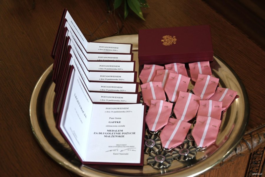 Medale i książeczki na tacy