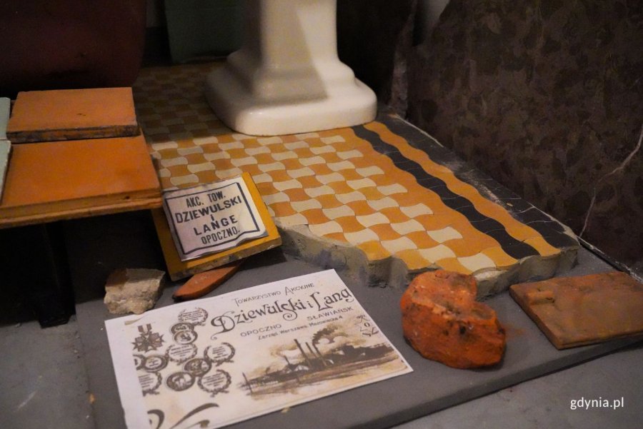 Oryginalna posadzka ułożona z tzw. &bdquo;gorsecik&oacute;w" (fot. Magdalena Starnawska)