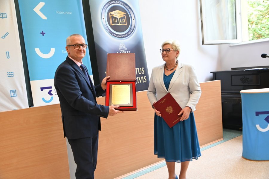 Podwójny jubileusz III LO im. Marynarki Wojennej w Gdyni - Wiesław Kosakowski, dyrektor III LO odbiera nagrodę z rąk kurator Małgorzaty Bielang. Fot. Zygmunt Gołąb 