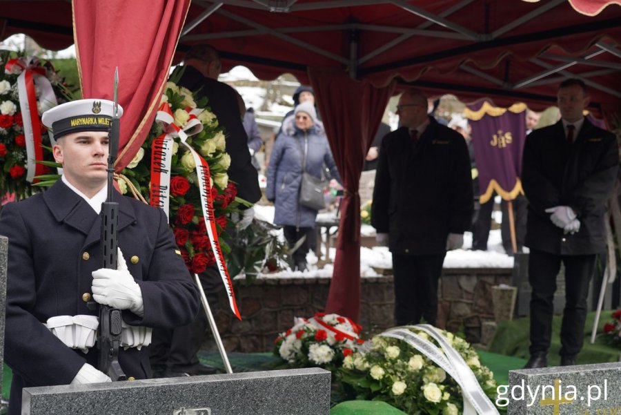 Ksiądz infułat dr Edmund Skalski spoczął na Cmentarzu Witomińskim (fot. Magdalena Starnawska)
