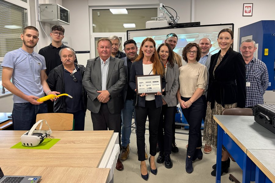 Spotkanie „Edukacja, Szkolnictwo Branżowe i Biznes” oraz GSDZ, na zdjęciu dyrektorka ZSChiE w Gdyni Dorota Kotwicka oraz przedsawiciele firm darczyńców (fot. Katarzyna Balcerzak)