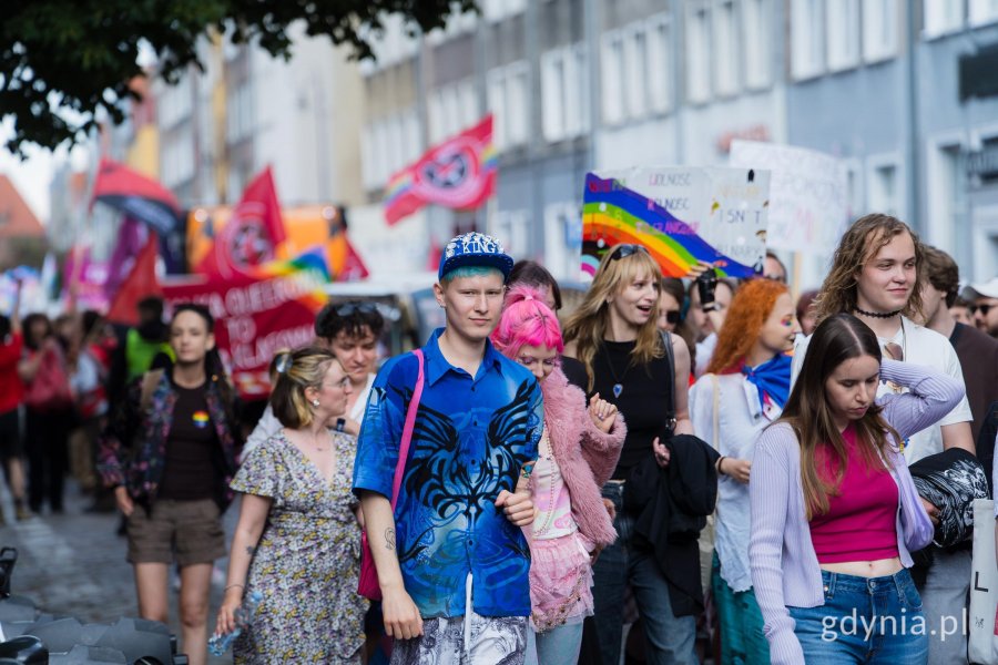 Uczestnicy 11. Tr&oacute;jmiejskiego Marszu R&oacute;wności idący ulicą 