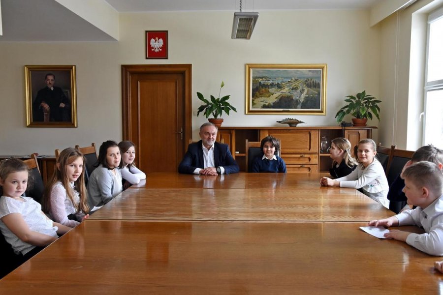 Uczniowie z III B Szkoły Podstawowej nr 31 z Gdyni u prezydenta Wojciecha Szczurka // fot. Michał Kowalski