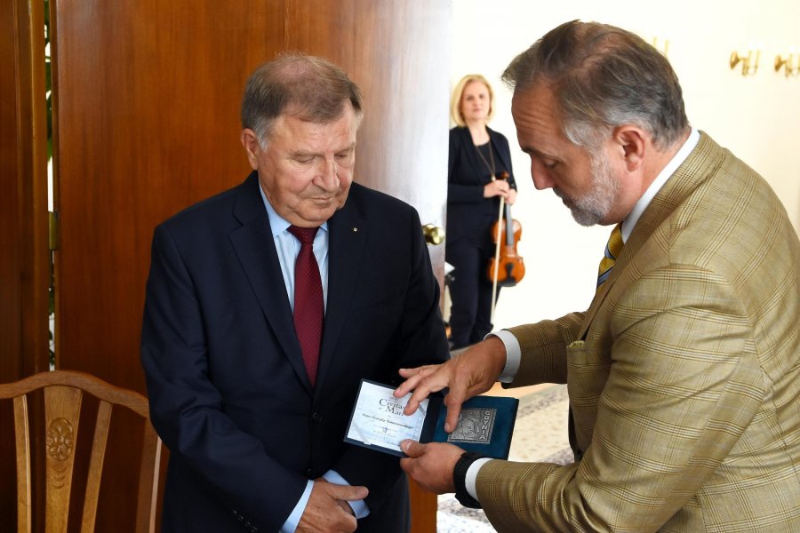 Podziękowanie dla przechodzącego na emeryturę Henryka Tomaszewskiego - z prawej strony prezydent Gdyni, Wojciech Szczurek, fot. Michał Kowalski