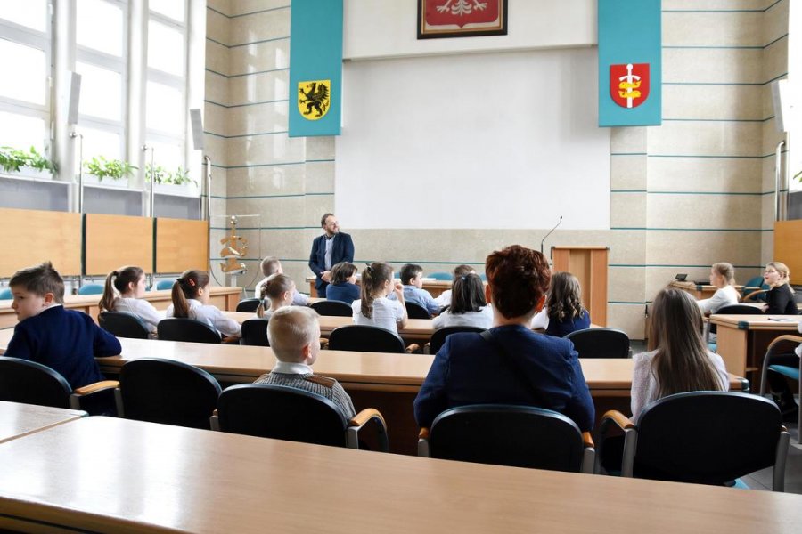 Uczniowie z III B Szkoły Podstawowej nr 31 z Gdyni u prezydenta Wojciecha Szczurka // fot. Michał Kowalski