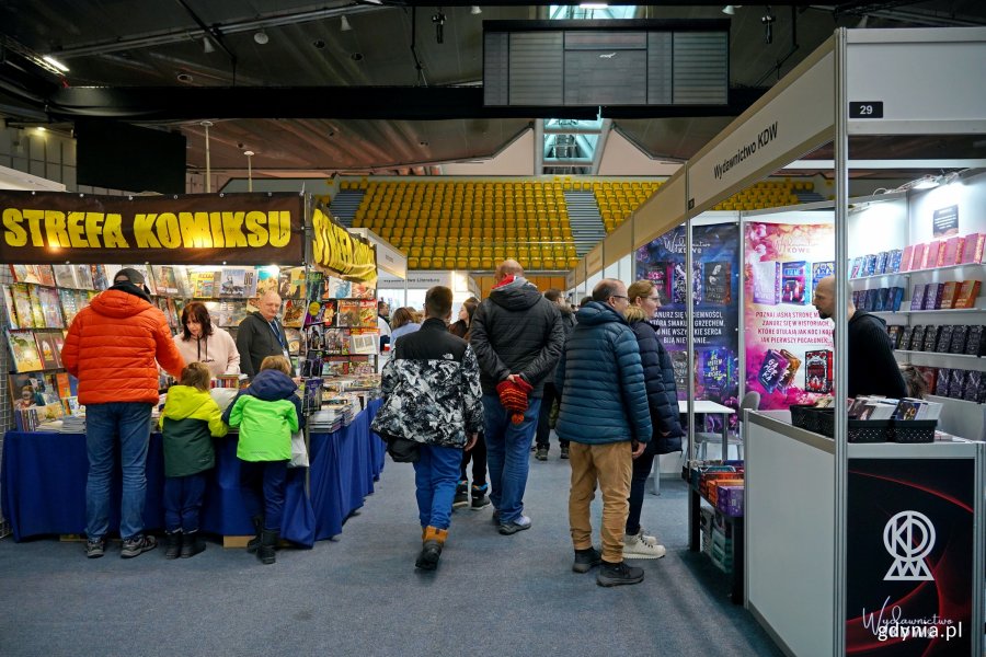Uczestnicy Targ&oacute;w Książki w Gdyni odwiedzający stoiska wydawc&oacute;w 