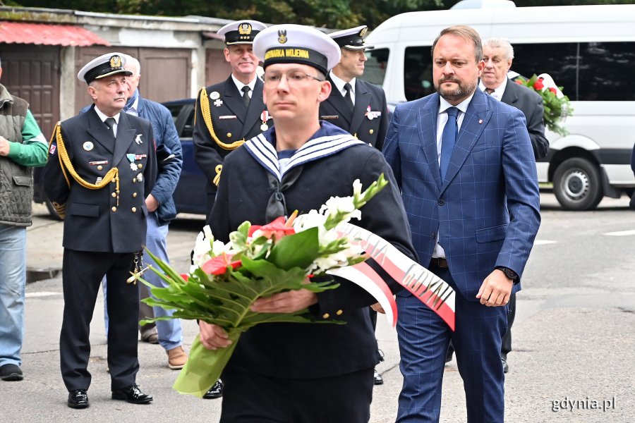 Jubileuszowe obchody przy symbolicznym obelisku i umieszczonym na cokole samolocie TS-8 Bies w Babich Dołach, fot. Michał Puszczewicz