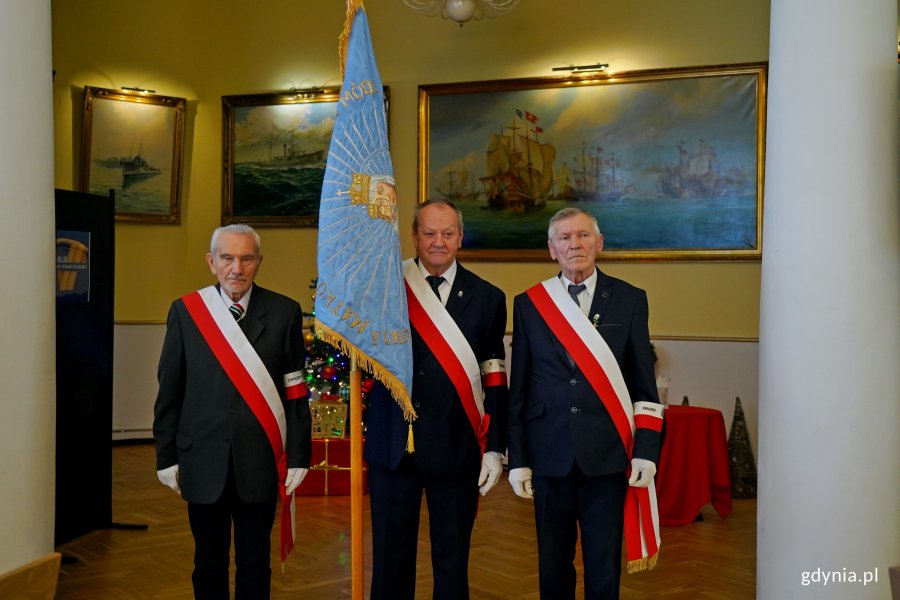 Poczet sztandarowy Związku Sybirak&oacute;w podczas spotkania świątecznego kombatant&oacute;w i os&oacute;b represjonowanych 