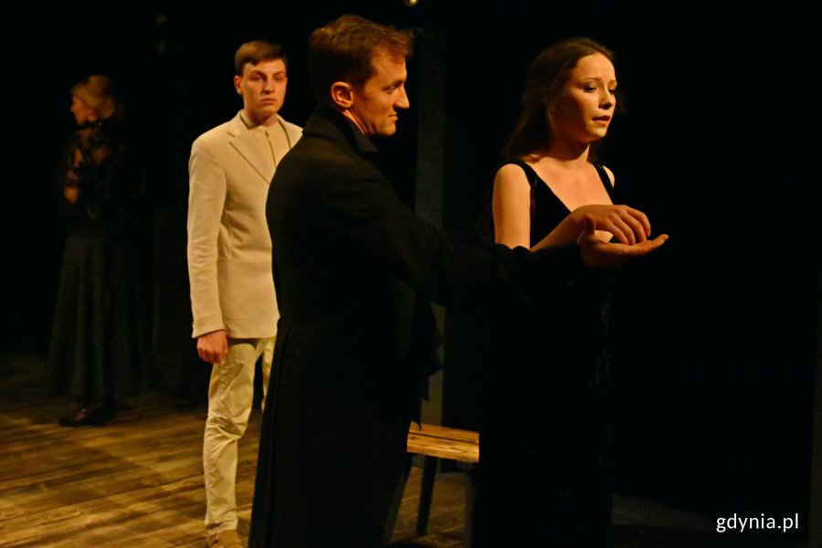 Teatr Miejski w Gdyni powraca i zaczyna od premiery nowej sztuki pt. „Nastazja wychodzi za mąż” na motywach „Idioty” Fiodora Dostojewskiego // fot. Magdalena Czernek