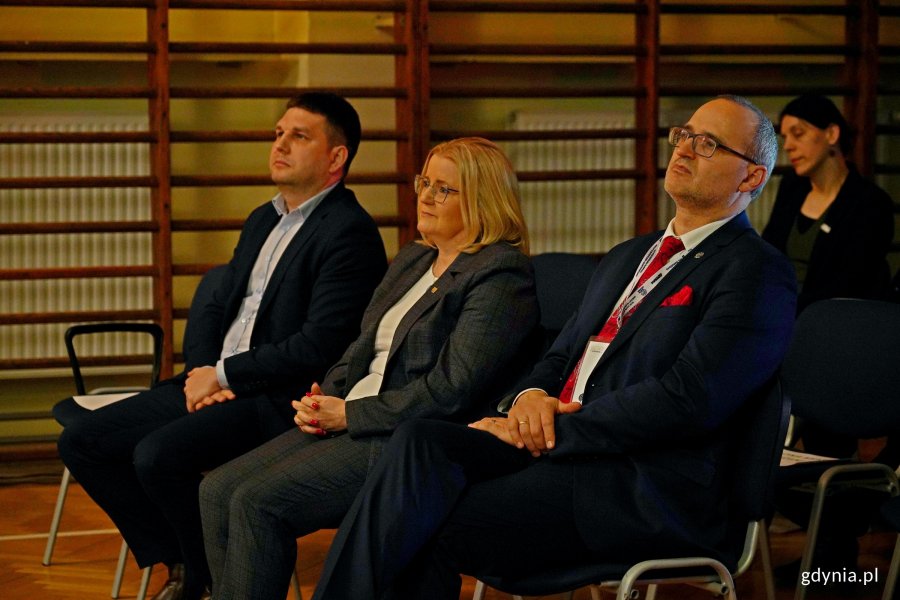 Od lewej: wiceprezydent Gdyni Maciej Zielonka, Agnieszka Baranowska - członkini zarządu Wojew&oacute;dztwa Pomorskiego i wicewojewoda pomorski Emil Rojek podczas otwarcia finału XLIX Og&oacute;lnopolskiej Olimpiady Wiedzy Elektrycznej i Elektronicznej