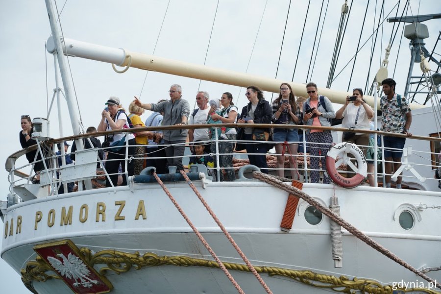Mieszkańcy i turyści oglądają obchody z pokładu „Daru Pomorza”