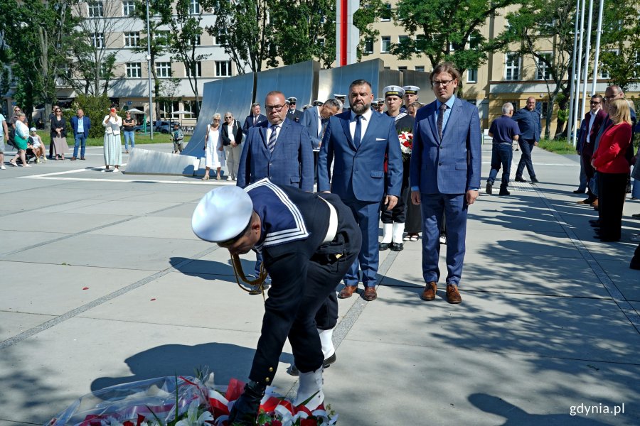 Przedstawiciele Koalicji Obywatelskiej składający kwiaty przed pomnikiem Armii Krajowej podczas uroczystości upamiętniających 81. rocznicę wybuchu powstania warszawskiego