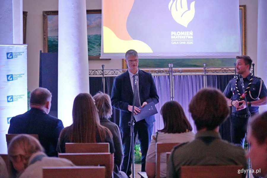 Wiceprezydent Gdyni Rafał Geremek przemawiający podczas gali Dnia Myśli Braterskiej 
