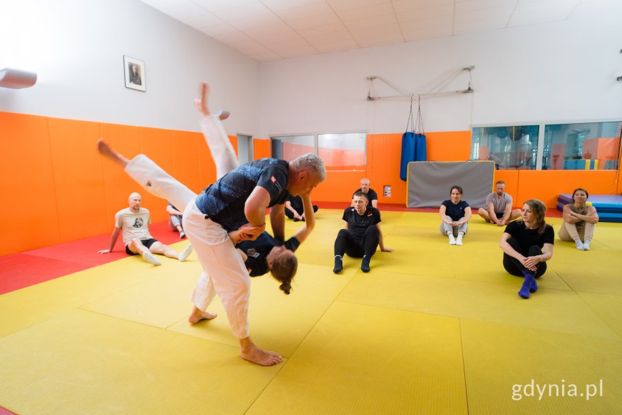 Trening walki wręcz podczas akcji „Trenuj z wojskiem” na Akademii Marynarki Wojennej 