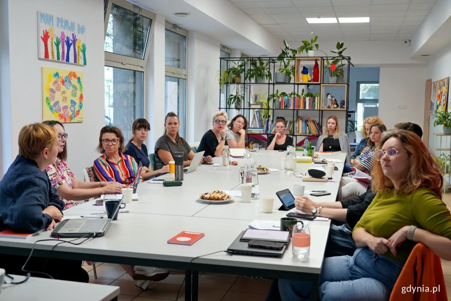 Uczestniczki czwartego posiedzenia drugiej kadencji Gdyńskiej Rady Kobiet podczas prelekcji Małgorzaty Kopki-Piątek z Fundacji im. Stefana Batorego