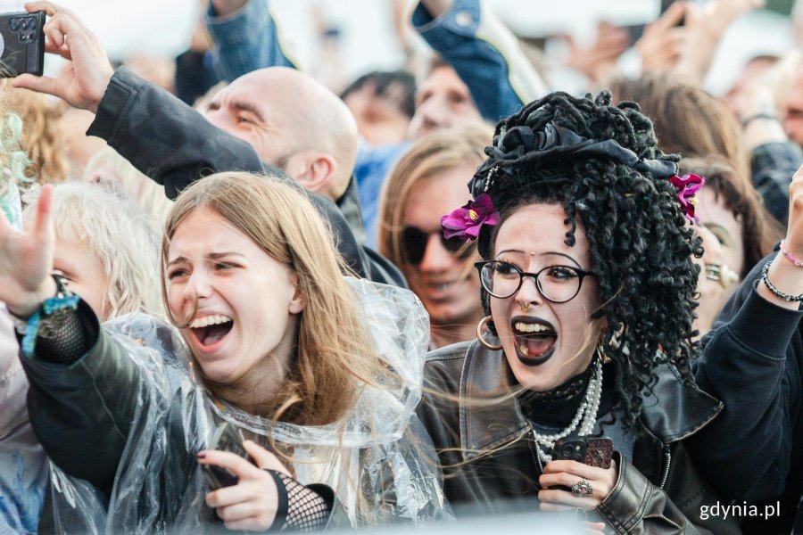 Uczestnicy festiwalu pod sceną gł&oacute;wną podczas jednego z koncert&oacute;w 