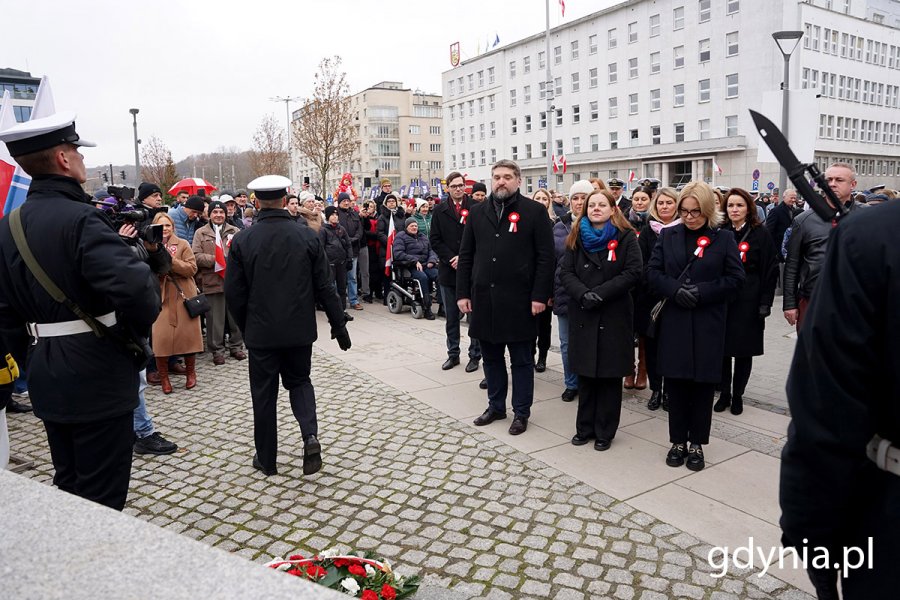 Złożenie kwiatów przed pomnikiem marszałka Józefa Piłsudskiego. Na zdjęciu (od lewej): Tadeusz Szemiot, przewodniczący rady miasta, Aleksandra Kosiorek, prezydent Gdyni oraz Oktawia Gorzeńska, wiceprezydentka Gdyni (fot. Mirosław Pieślak)