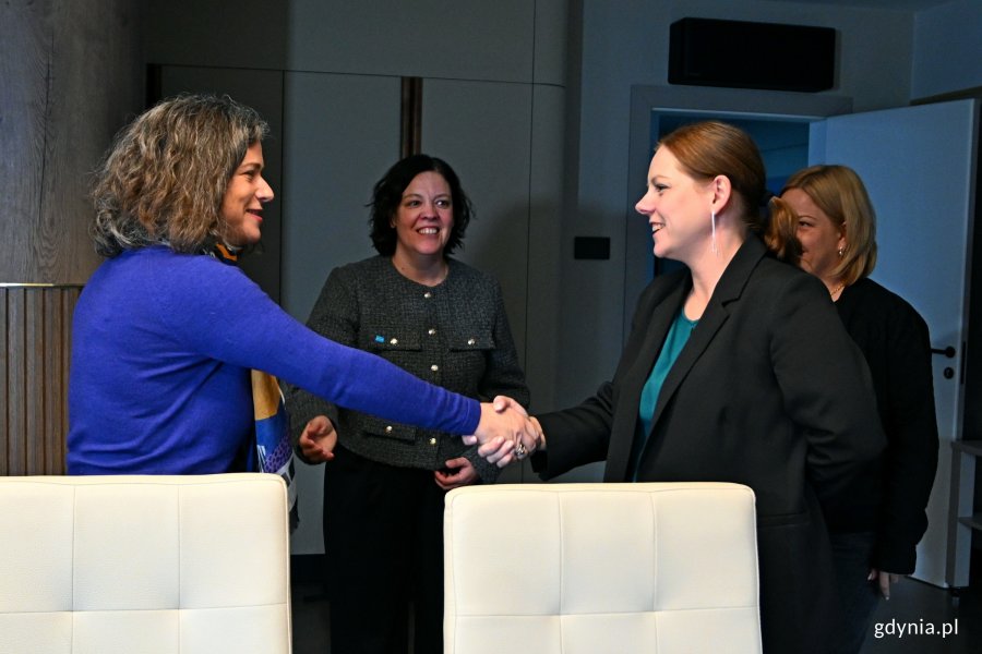 Prezydent Gdyni Aleksandra Kosiorek i wiceprezydentka Oktawia Gorzeńska witają się z Noną Zicherman, koordynatorką krajową Biura UNICEF ds. Reagowania na Potrzeby Uchodźców w Polsce, podczas spotkania w Urzędzie Miasta Gdyni 