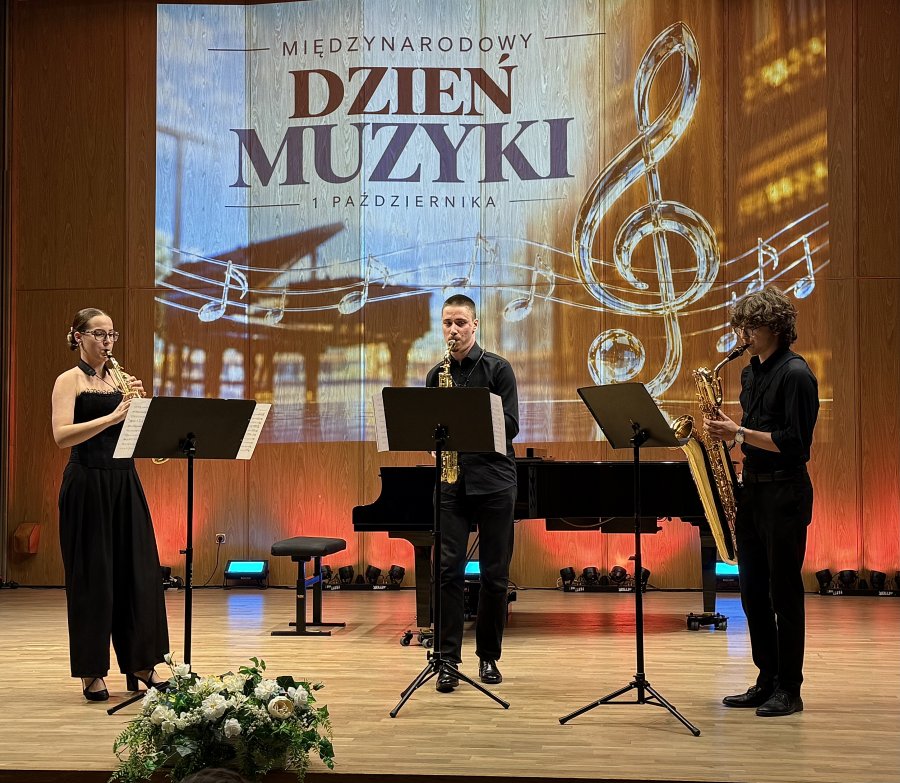 Trio gra na instrumentach dętych