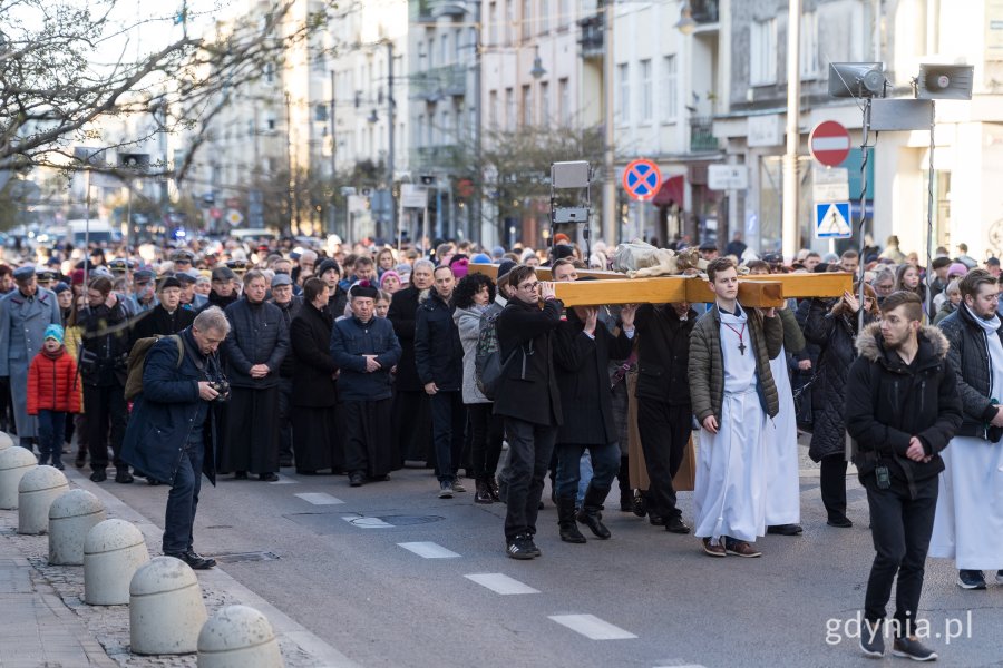 Uczestnicy Gdyńskiej Drogi Krzyżowej w procesji na ul. Świętojańskiej. Krzyż niosą m.in. radny Marek Dudziński i Dawid Biernacik