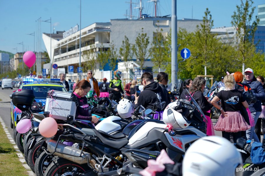Uczestniczki i ich motocykle na mecie przejazdu charytatywnego na rzecz zdrowia kobiet 