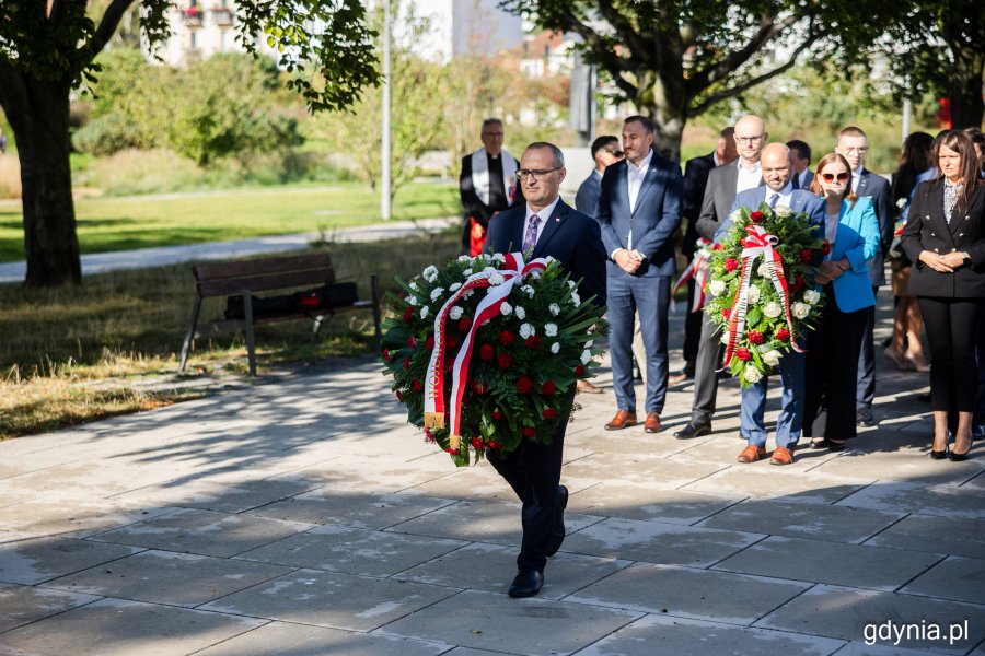 Emil Rojek, wicewojewoda pomorski podczas składania kwiatów przed pomnikiem Ofiar Grudnia 1970 roku na placu Wolnej Polski (fot. Magdalena Starnawska)
