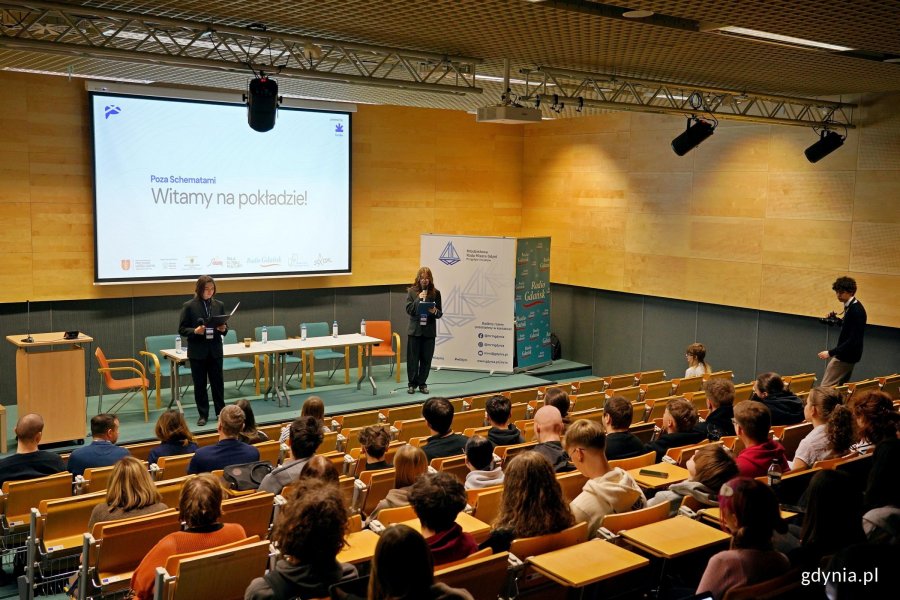 Debatę &bdquo;Poza schematami&rdquo; poprowadzili Maja Firgon i Kamil Pałka, radni Młodzieżowej Rady Miasta Gdyni 