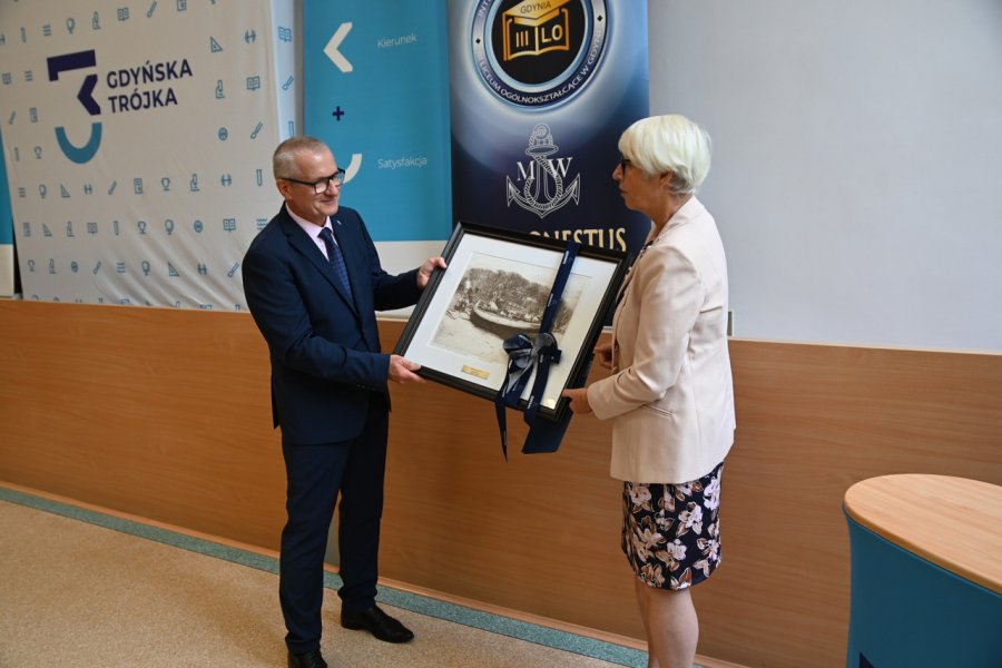 Podwójny jubileusz III LO im. Marynarki Wojennej w Gdyni - Wiesław Kosakowski, dyrektor III LO odbiera nagrodę z rąk przewodniczącej Rady Miasta Gdyni, Joanny Zielińskiej. Fot. Zygmunt Gołąb 