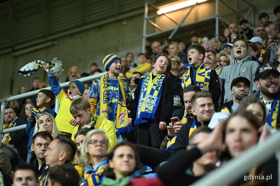 Młodzi kibice na trybunach Stadionu Miejskiego w Gdyni