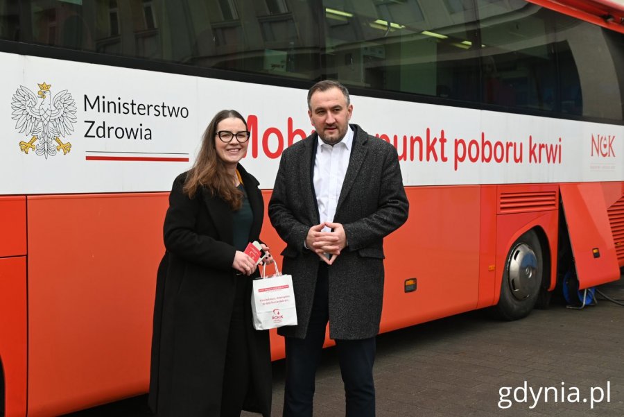 Na zdjęciu (od lewej): Wioleta Tomczak, posłanka i Tomasz Augustyniak dyrektor ds. społecznych (fot. Magdalena Starnawska)