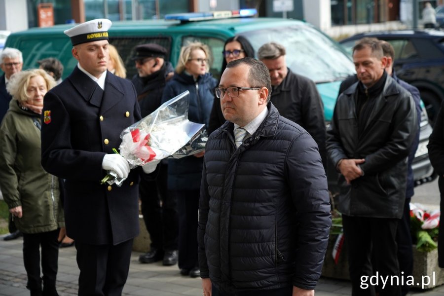 Kwiaty składa konsul generalny Ukrainy w Gdańsku Oleksandr Plodystyi