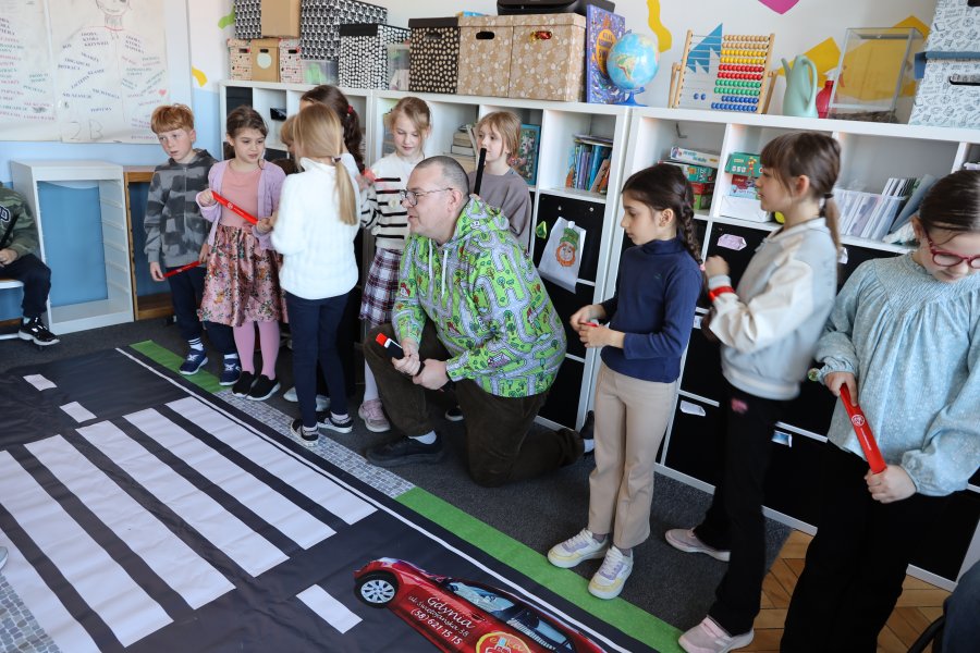 Uczniowie SP 53 w Gdyni po bezpiecznym przejściu przez "zebrę" otrzymali opaskę odblaskową