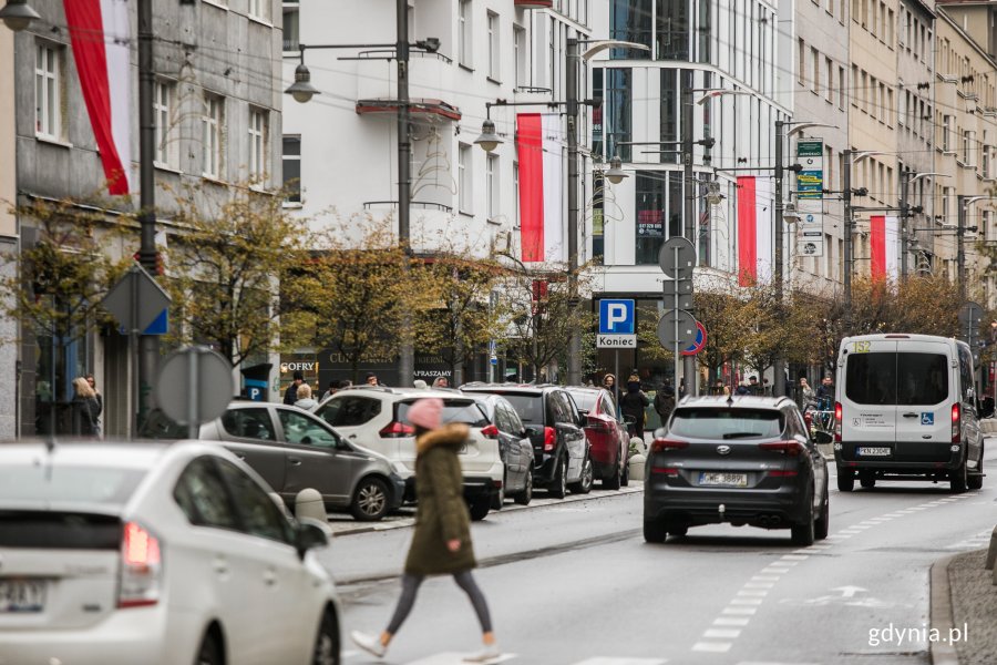 Ulica Świętojańska w biało-czerwonych barwach // fot. Karol Stańczak