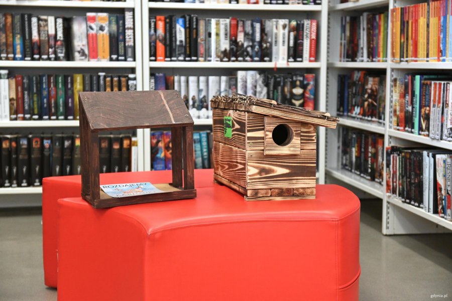 Dwa karmniki na czerwonej pufie