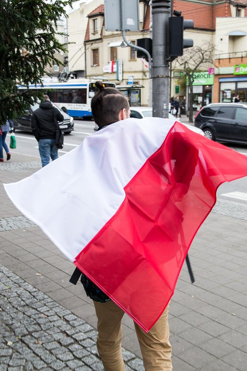 Biało-czerwone flagi trafiły do gdynian // fot. Mateusz Skowronek