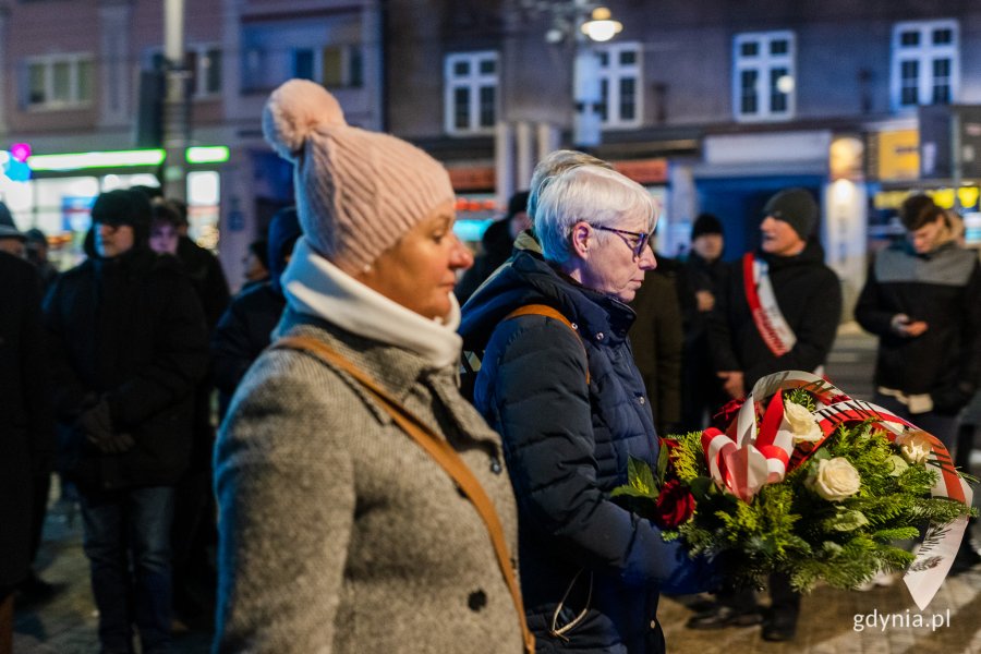 Ludzie zgromadzeni przy pomniku