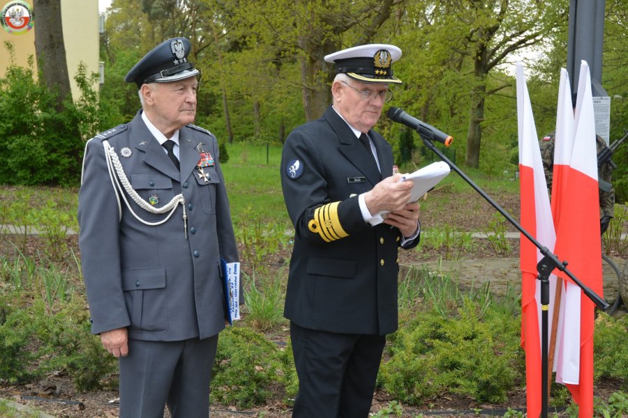 Uczestnicy uroczystości przy historycznym samolocie TS-8 Bies na Babich Dołach