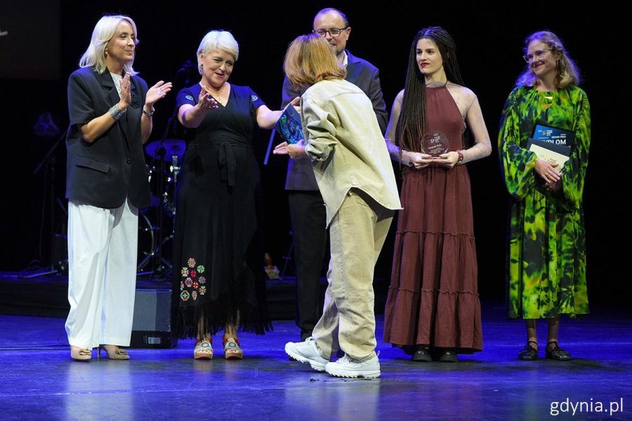 Krystyna Stańko gratuluje laureatce