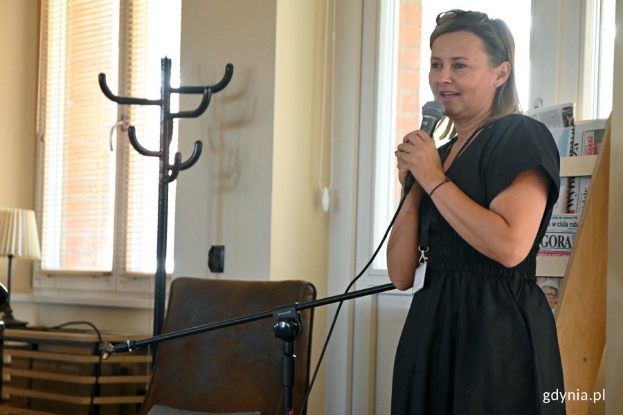 Beata Nawrocka - dyrektor Gdyńskiego Centrum Kultury wita gości 11. edycji Narodowego Czytania // fot. Magdalena Czernek
