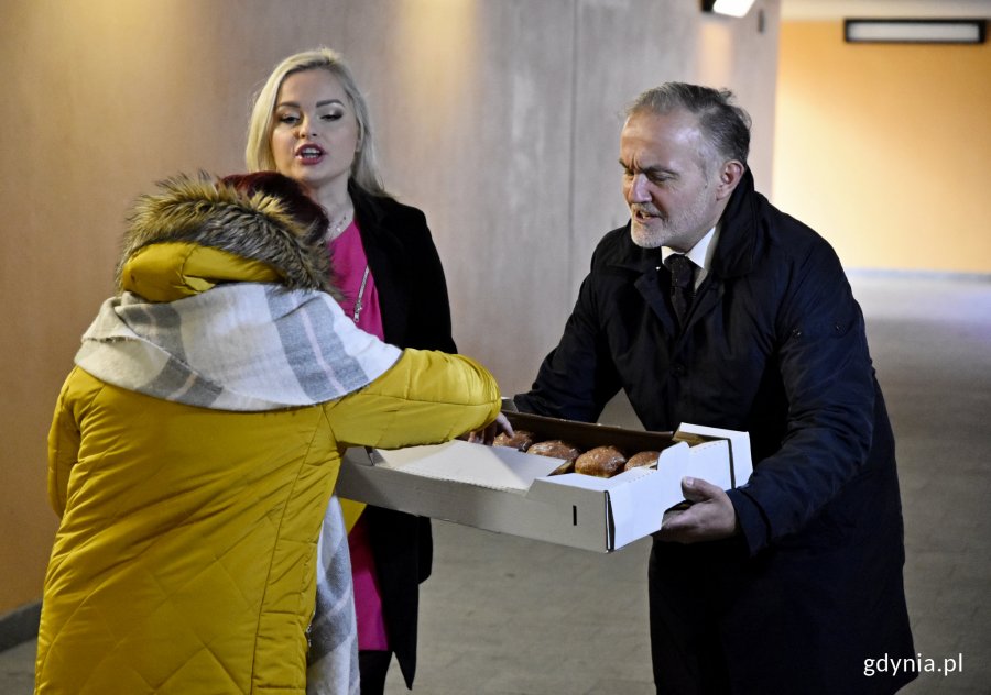 Akcja promocyjna PKA w Gdyni i Mercedesa z okazji tłustego czwartku. Na zdjęciu: Wojciech Szczurek, prezydent Gdyni. (fot. Kamil Złoch)