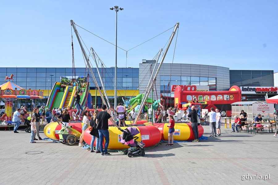 Dmuchane zjeżdżalnie dla dzieci na parkingu zewnętrznym Galerii Szperk