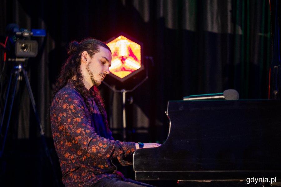 artysta gra na fortepianie