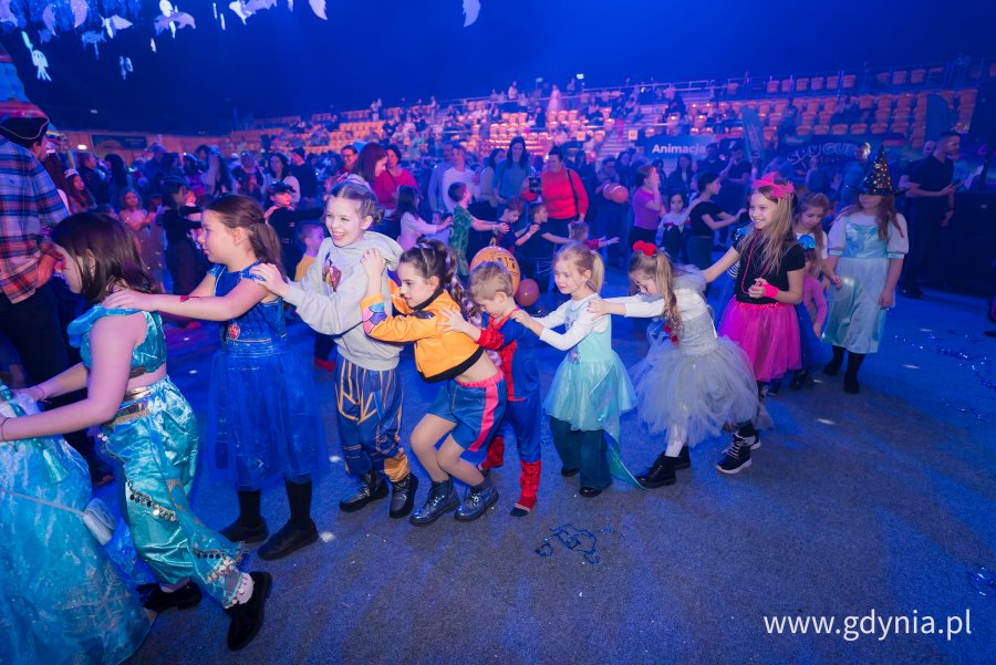Dzieci tańczące na balu karnawałowym