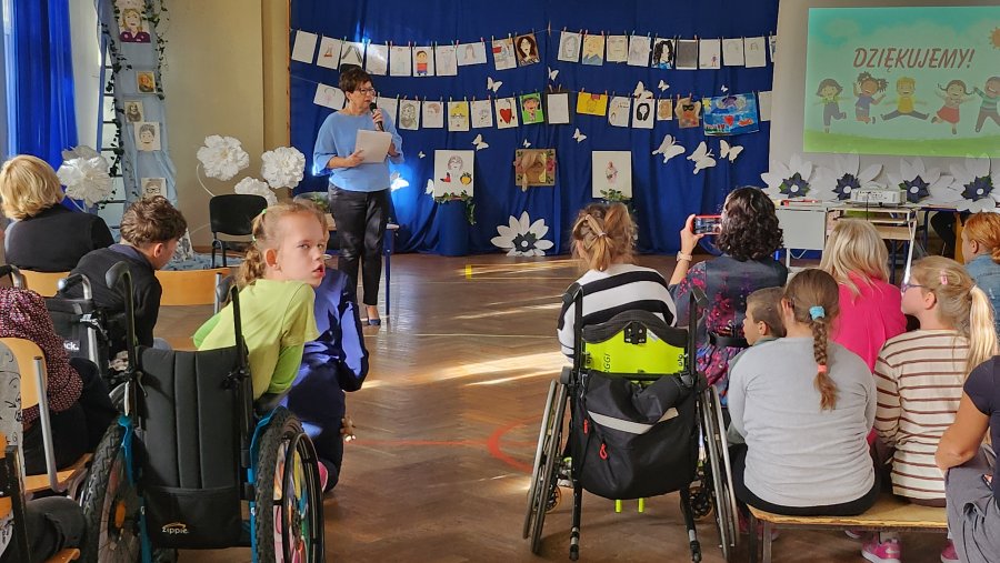 Na zdjęciu przemawia do podopiecznych ośrodka przemawia dyrektor placówki Alicja spica